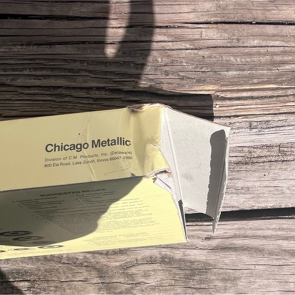 CHICAGO METALLIC VINTAGE CHECKERBOARD CAKE PAN SET IN BOX - Picture 5 of 5